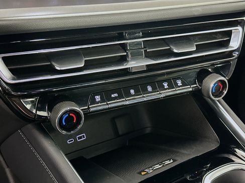 Used 2025 Chevrolet Traverse LT image 24