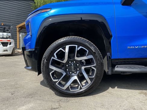 Used 2025 Chevrolet Silverado EV RST AWD/4WD image 11