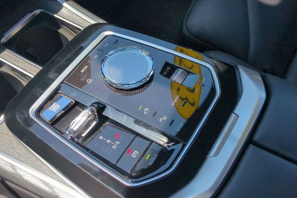 Used 2023 BMW 740i w/ Parking Assistance Package RWD image 11