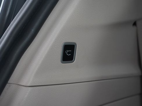 Used 2024 Chrysler Pacifica Limited FWD image 19