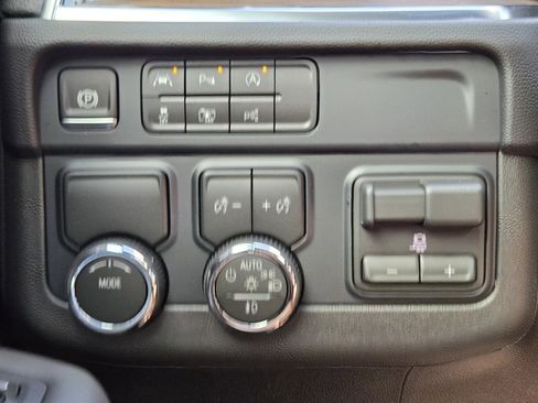 New 2026 Chevrolet Suburban High Country image 18