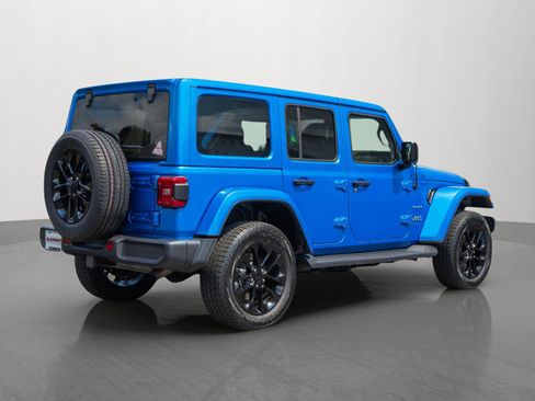 Used 2023 Jeep Wrangler Unlimited Sahara w/ Cold Weather Group AWD/4WD image 7