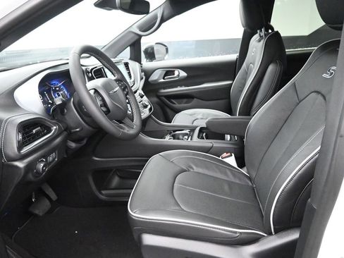 New 2026 Chrysler Pacifica Limited w/ S Appearance Package image 18