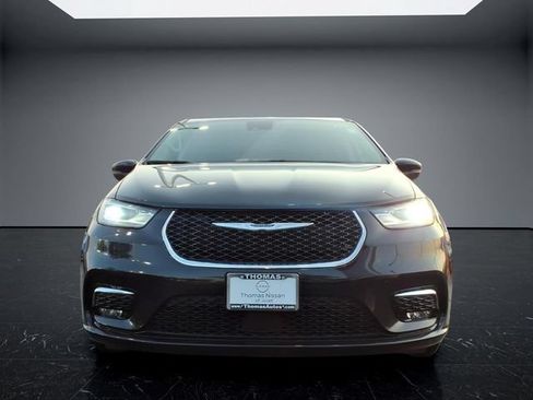 Used 2023 Chrysler Pacifica Touring-L FWD image 2