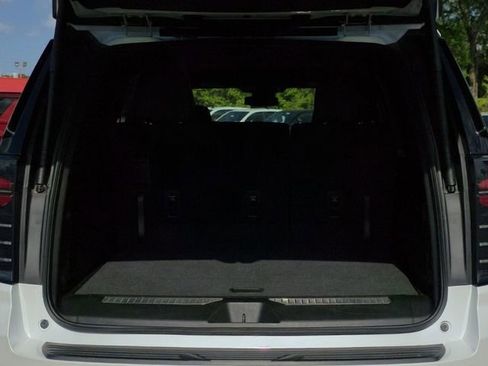 Used 2025 Chevrolet Suburban Z71 image 8