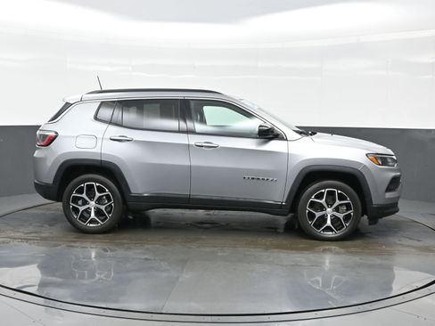 Used 2024 Jeep Compass Latitude image 7