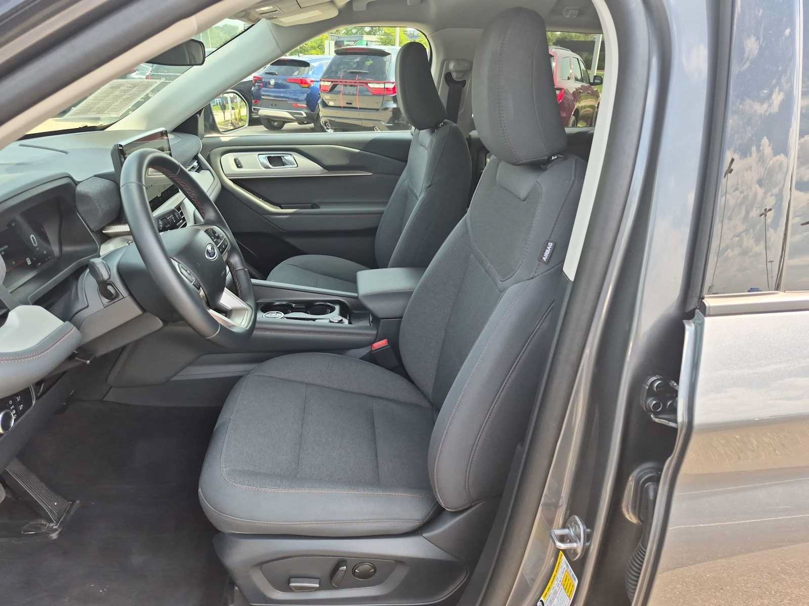Used 2025 Ford Explorer Active AWD/4WD image 16