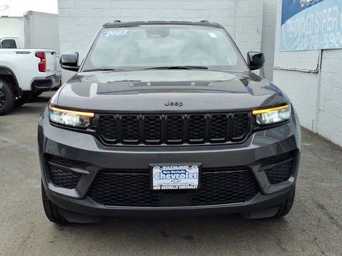 Used 2025 Jeep Grand Cherokee Altitude AWD/4WD image 2