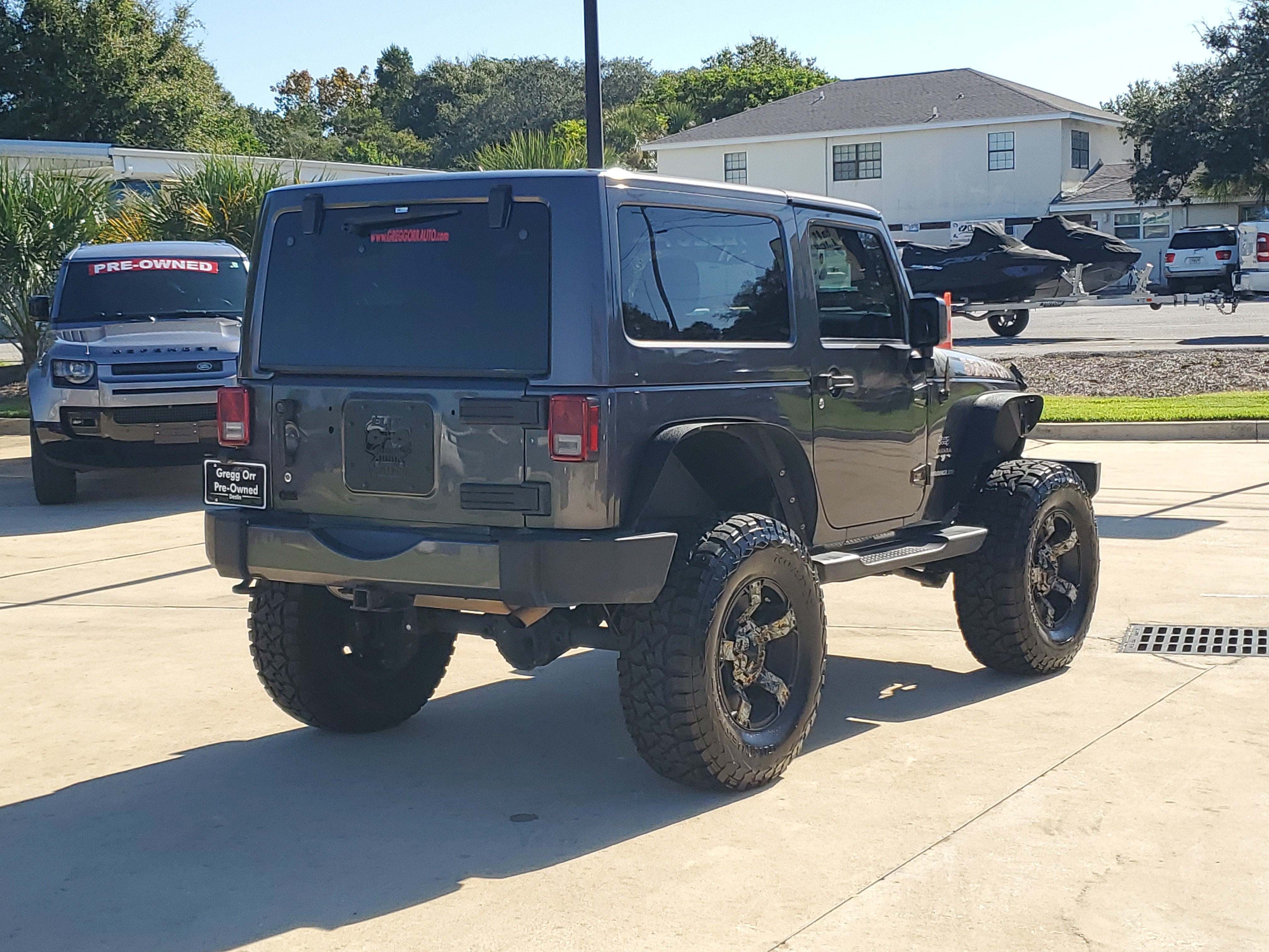 Used 2017 Jeep Wrangler Sahara w/ Connectivity Group AWD/4WD image 10