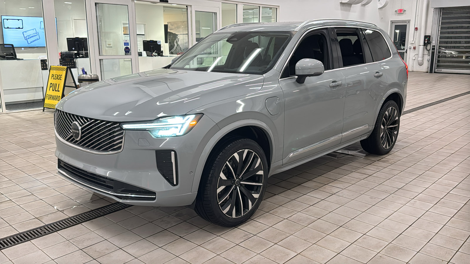 New 2026 Volvo XC90 T8 Plus w/ Protection Package Premier AWD/4WD image 9