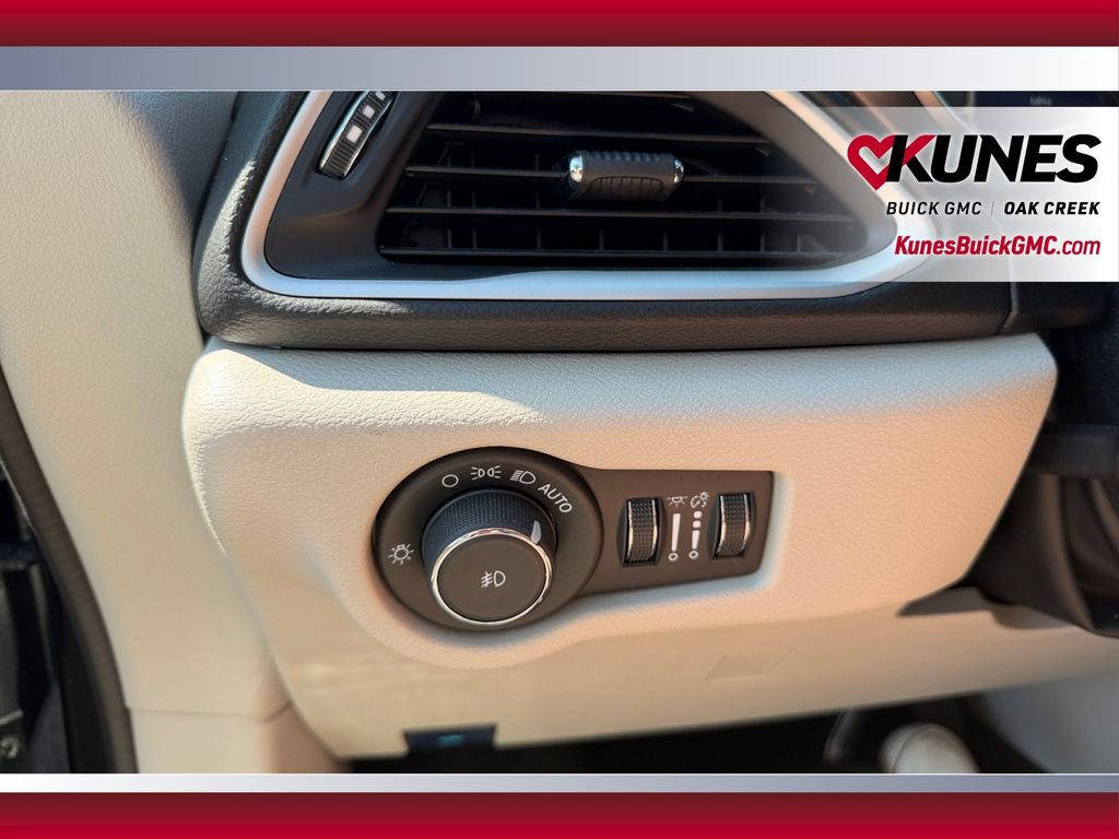 Used 2024 Chrysler Pacifica Touring-L FWD image 19