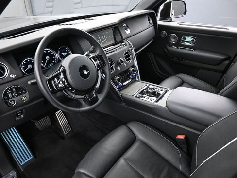 Used 2023 Rolls-Royce Cullinan w/ Technology Package image 4