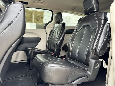 Used 2023 Chrysler Pacifica Touring-L image 29
