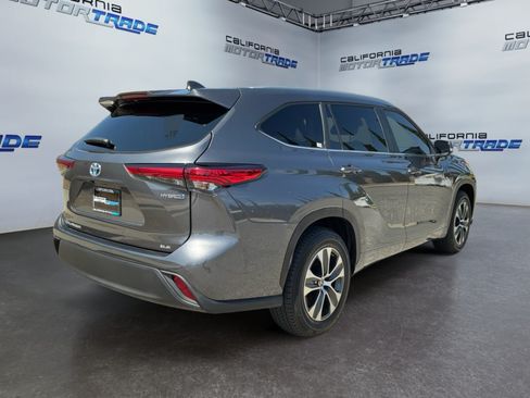 Used 2023 Toyota Highlander XLE FWD image 5