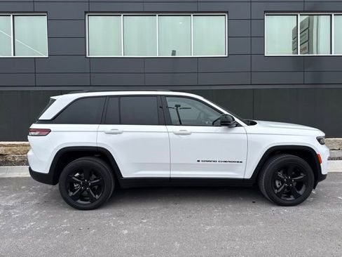 Used 2023 Jeep Grand Cherokee Altitude AWD/4WD image 2