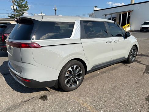 Used 2024 Kia Carnival EX FWD image 4