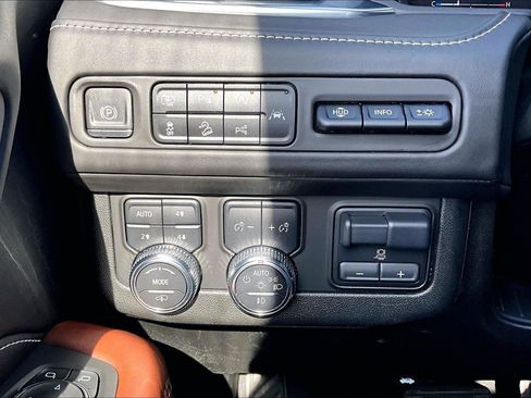 Used 2023 GMC Yukon XL Denali Ultimate image 33