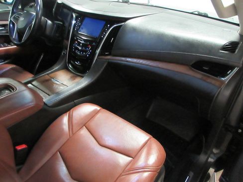 Used 2017 Cadillac Escalade Luxury AWD/4WD image 18