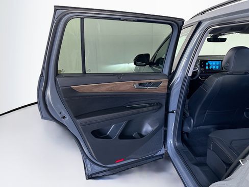 Used 2025 Volkswagen Atlas SE AWD/4WD image 26