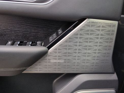 Used 2019 Land Rover Range Rover Velar R-Dynamic SE image 32