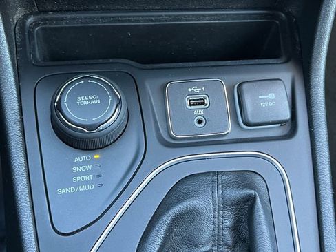 Used 2021 Jeep Cherokee Latitude Plus AWD/4WD image 27