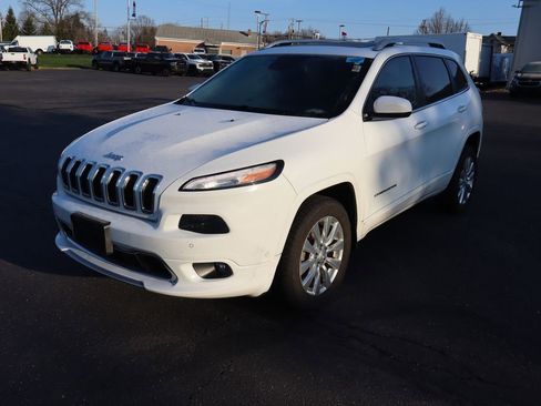 Used 2017 Jeep Cherokee Overland w/ Technology Group image 2