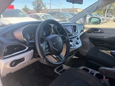 Used 2020 Chrysler Voyager L FWD image 10