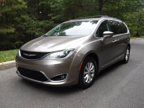 Used 2017 Chrysler Pacifica Touring-L image 1