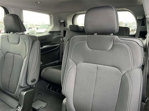 Used 2024 Jeep Grand Cherokee L Laredo image 27