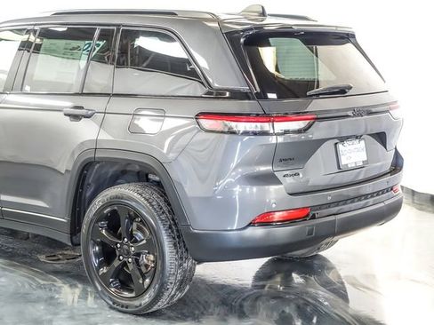 Used 2023 Jeep Grand Cherokee Altitude image 10