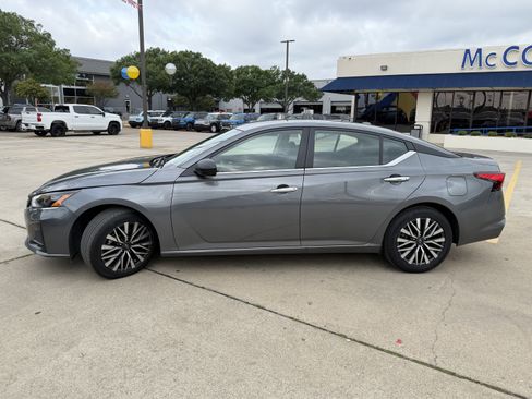 Used 2025 Nissan Altima 2.5 SV FWD image 10