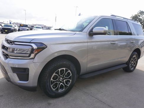 Used 2024 Ford Expedition XLT image 3