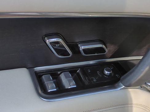 Used 2023 Land Rover Range Rover SE image 21