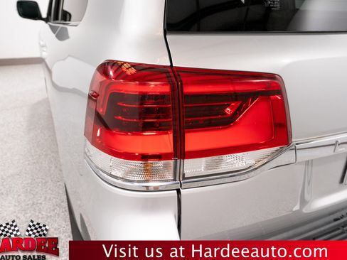 Used 2016 Toyota Land Cruiser image 9