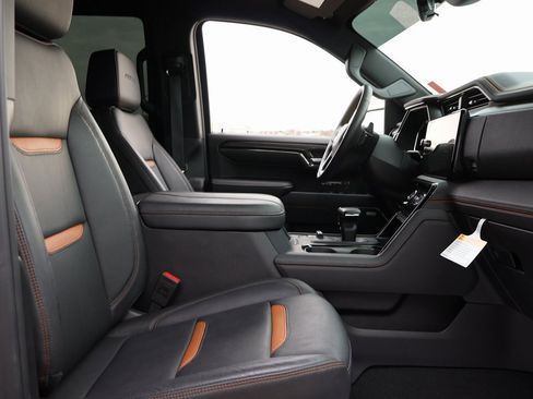 Used 2024 GMC Sierra 1500 AT4 w/ Technology Package image 9