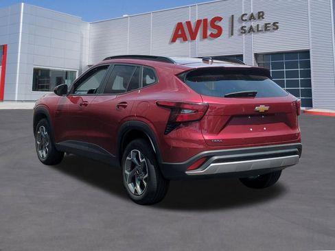 Used 2025 Chevrolet Trax LT w/ LT Convenience Package FWD image 8