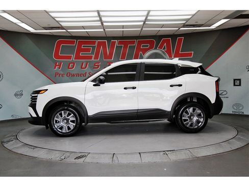 Certified 2025 Nissan Kicks S image 3