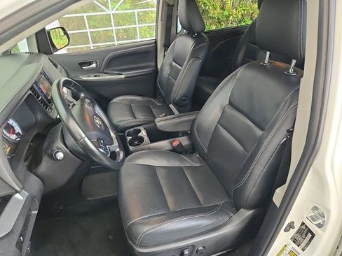 Used 2015 Toyota Sienna SE FWD image 8