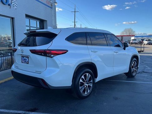 Used 2020 Toyota Highlander XLE AWD/4WD image 3