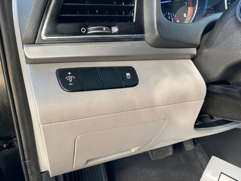 Used 2017 Hyundai Elantra SE image 59