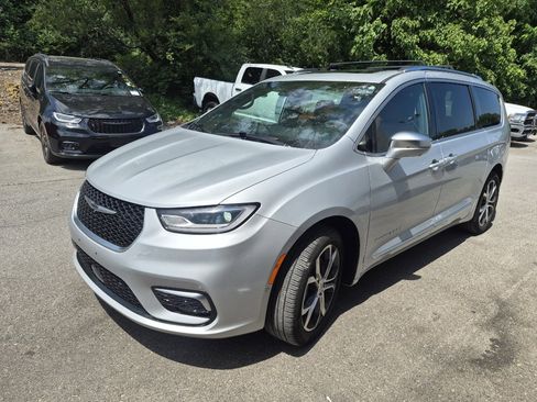 Used 2024 Chrysler Pacifica Pinnacle w/ Trailer Tow Group AWD/4WD image 2
