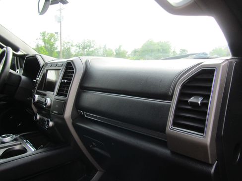 Used 2018 Ford Expedition XLT w/ Equipment Group 202A AWD/4WD image 14