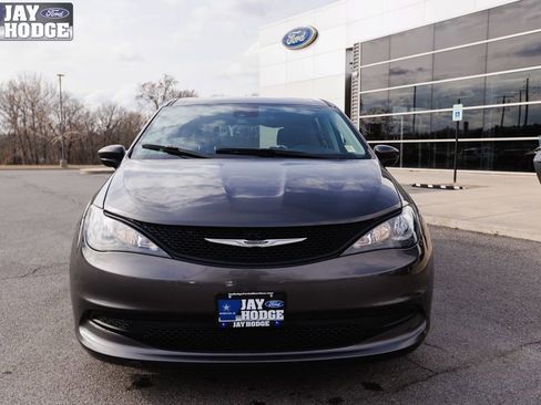 Used 2023 Chrysler Voyager LX image 44