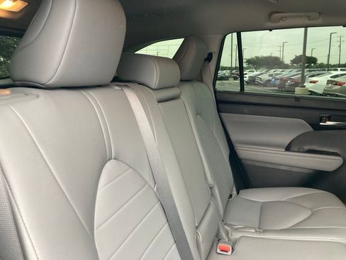 Used 2022 Toyota Highlander XLE FWD image 10