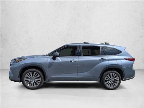 Used 2023 Toyota Highlander Platinum image 2