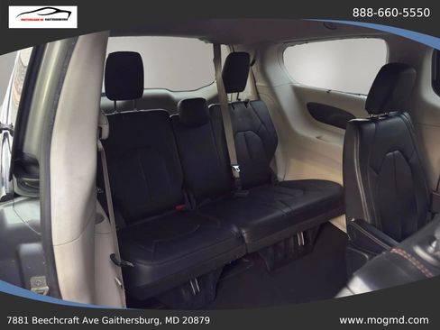 Used 2020 Chrysler Pacifica Touring-L image 30