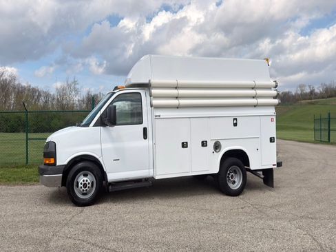 Used 2018 GMC Savana 3500 w/ Power Convenience Package RWD image 3