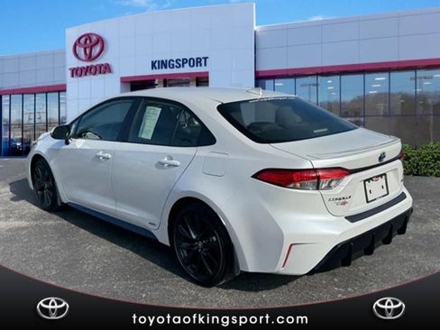 Used 2024 Toyota Corolla SE w/ SE Package image 3