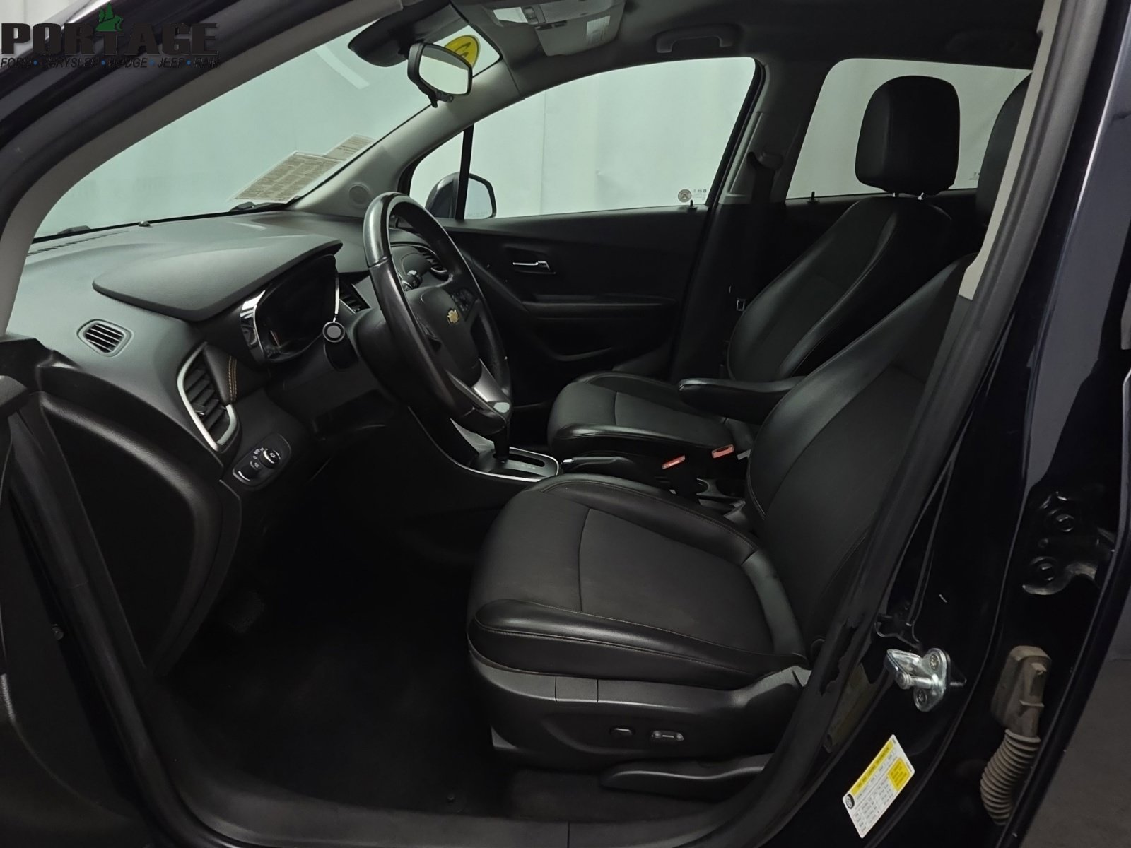 Used 2022 Chevrolet Trax LT w/ LT Convenience Package AWD/4WD image 13