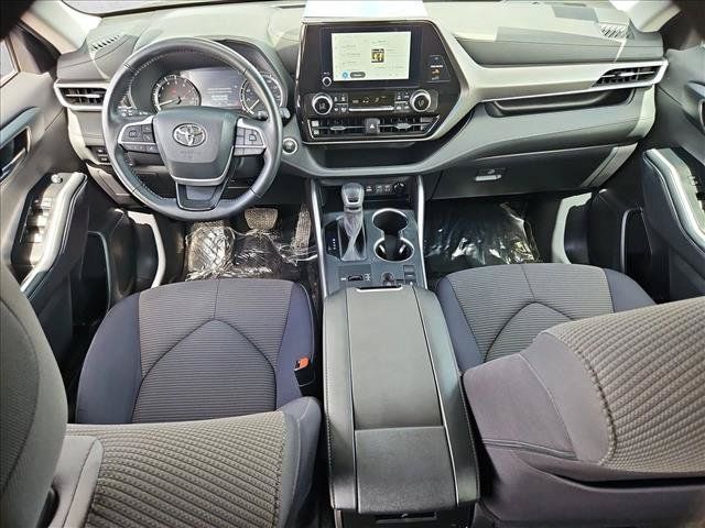 Used 2025 Toyota Highlander LE FWD image 22